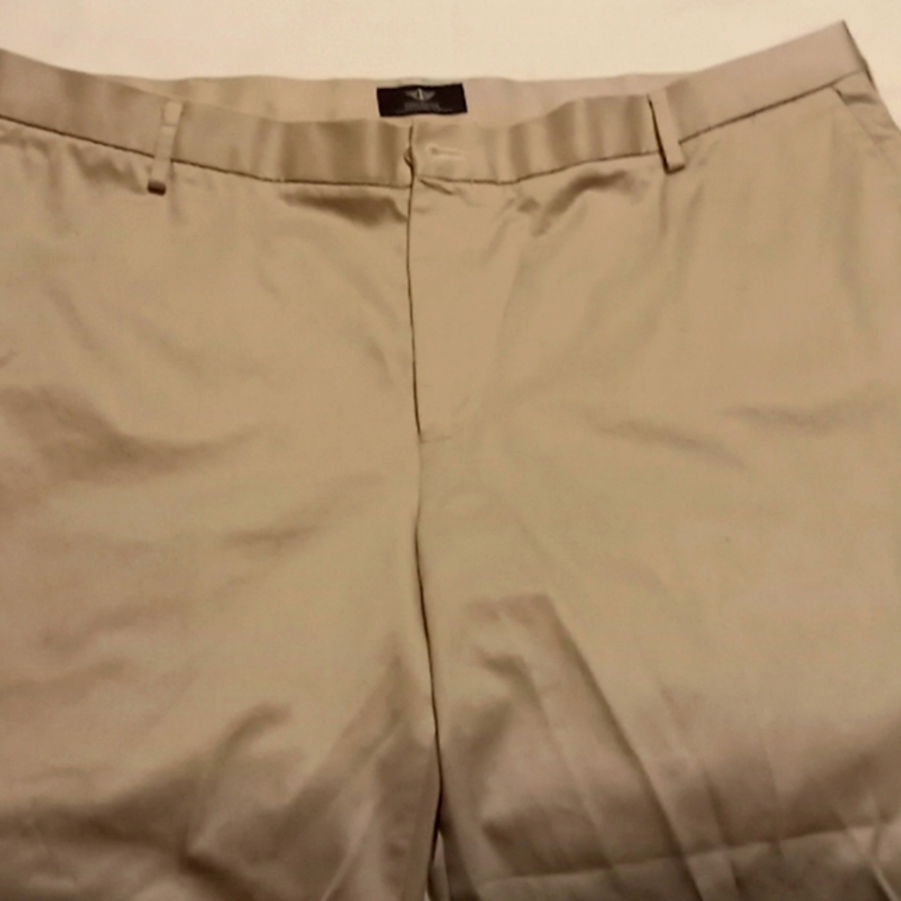 Men's dockers beigh khakis 44/30 like new